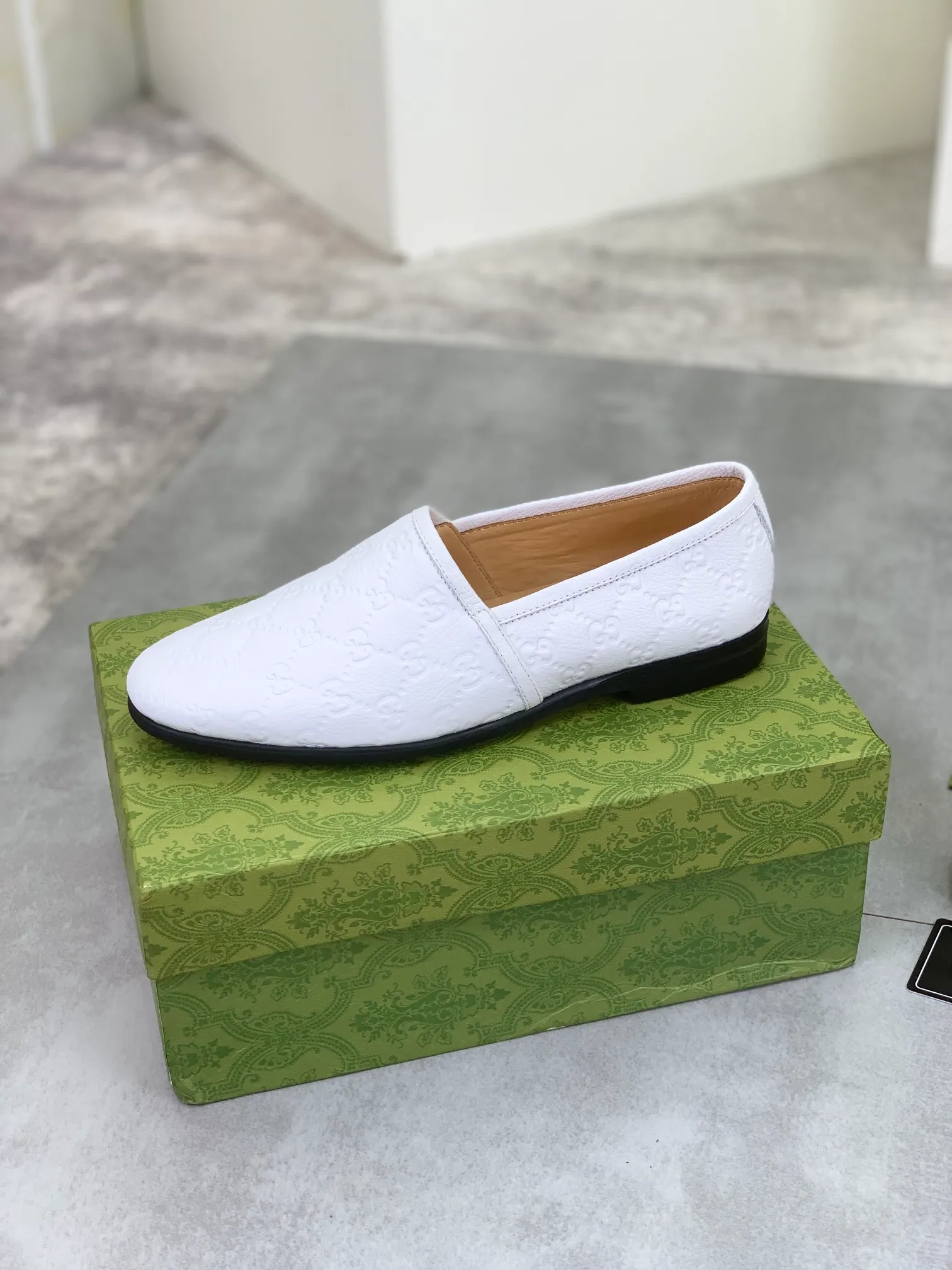 Men's Men's Shoes 💰P500💰【New Style】Water-dyed Niuli Gucci's most popular selection of lazy slip-on leather shoes (Gucci) official website latest Gucci lazy leather shoes, hot style 💥 simple and elegant style, exclusive for trendy men. Unique official website latest brand original double G embossing Elements 👑 Original Gucci decoration, fashionable and elegant, fabric original calfskin ✅ fully imported first-layer cowhide lining, official website designated wear-resistant, rubber business outsole, classic model taken at the counter in real life 🎬38-44 Various colors available